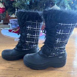 Women’s TUNDRA snow boots size 9